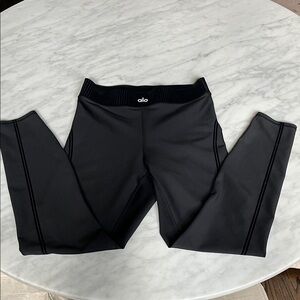 ALO Yoga Airlift High-Waist 7/8 Line Up Legging. Black. Size small